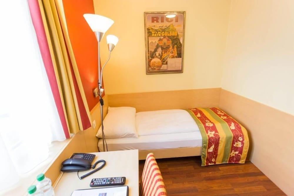 Hotel De La Paix 3*